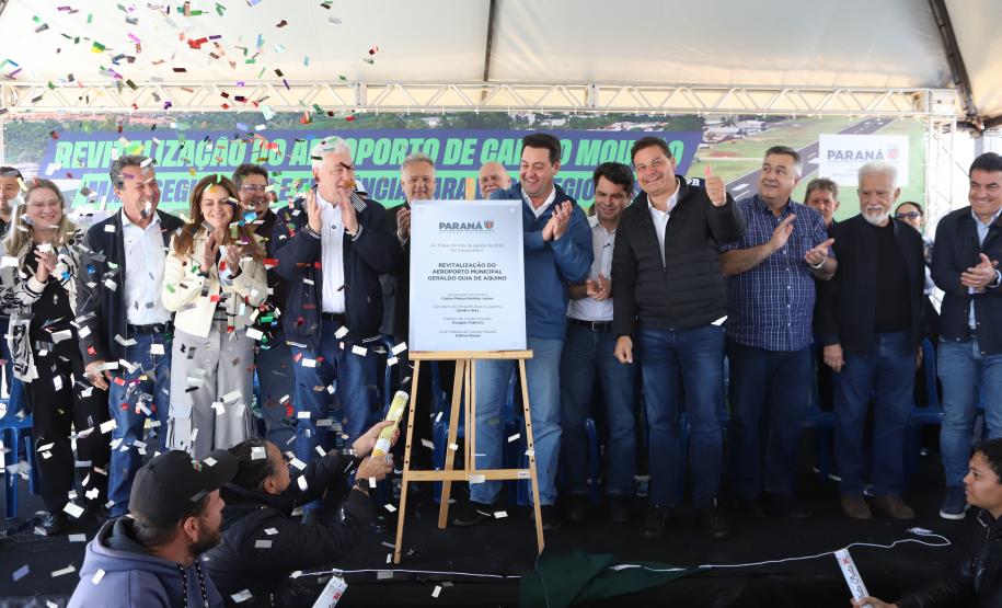 Pessoas na inauguração da nova pista do aeroporto de Campo Mourão