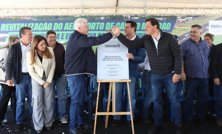 Pessoas na inauguração da nova pista do aeroporto de Campo Mourão