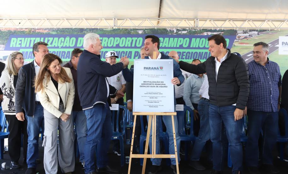 Pessoas na inauguração da nova pista do aeroporto de Campo Mourão