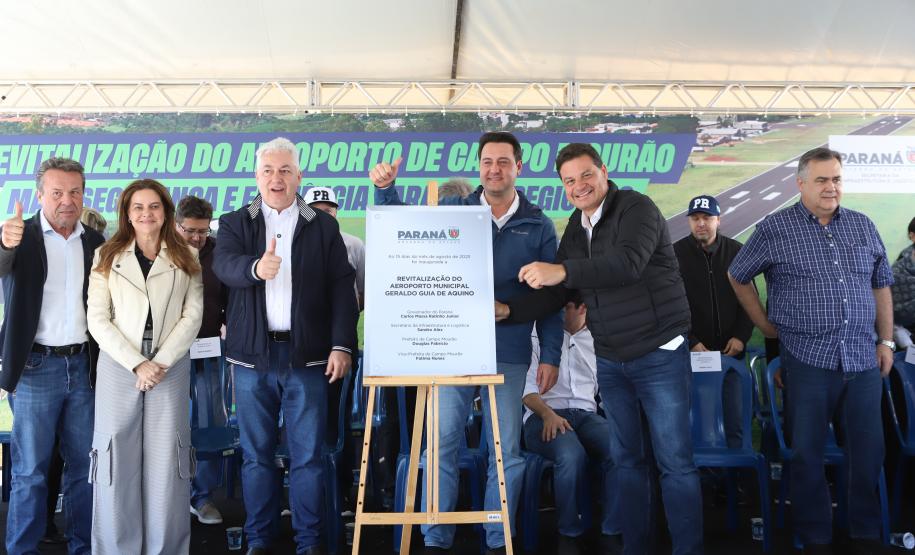 Pessoas na inauguração da nova pista do aeroporto de Campo Mourão