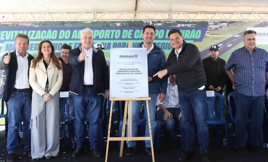 Pessoas na inauguração da nova pista do aeroporto de Campo Mourão