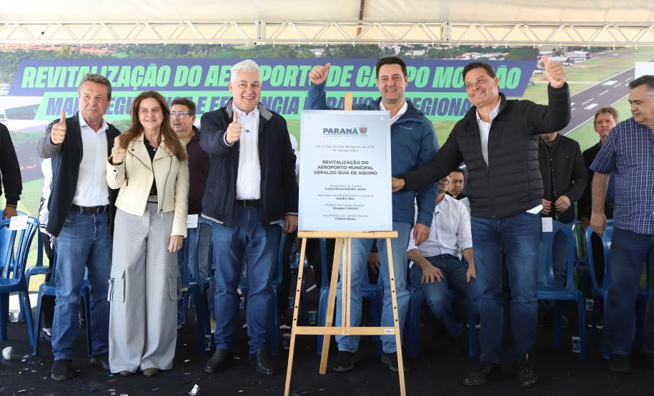 Pessoas na inauguração da nova pista do aeroporto de Campo Mourão