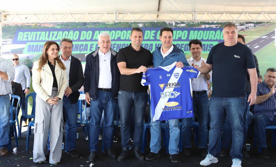 Pessoas na inauguração da nova pista do aeroporto de Campo Mourão