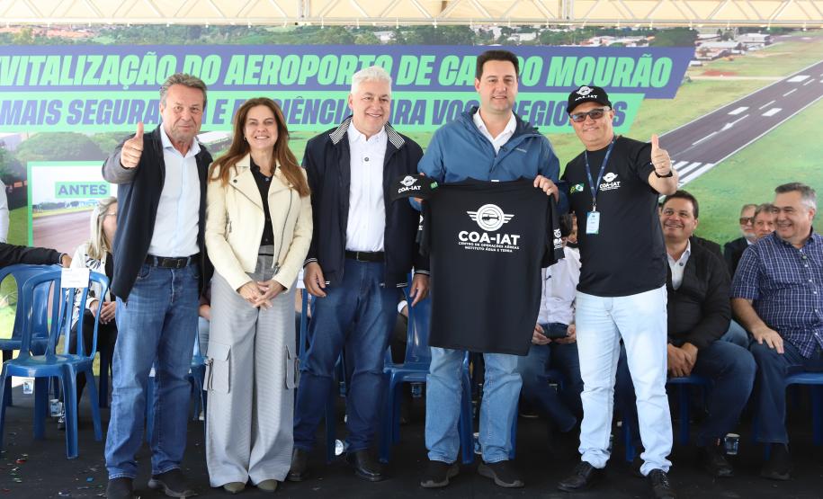 Pessoas na inauguração da nova pista do aeroporto de Campo Mourão
