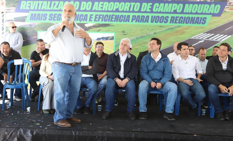 Pessoas na inauguração da nova pista do aeroporto de Campo Mourão