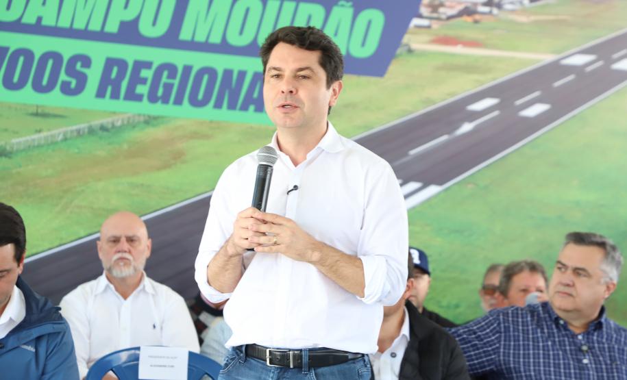 Pessoas na inauguração da nova pista do aeroporto de Campo Mourão