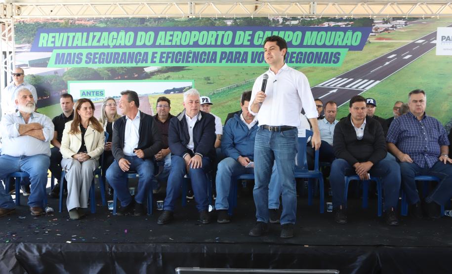 Pessoas na inauguração da nova pista do aeroporto de Campo Mourão