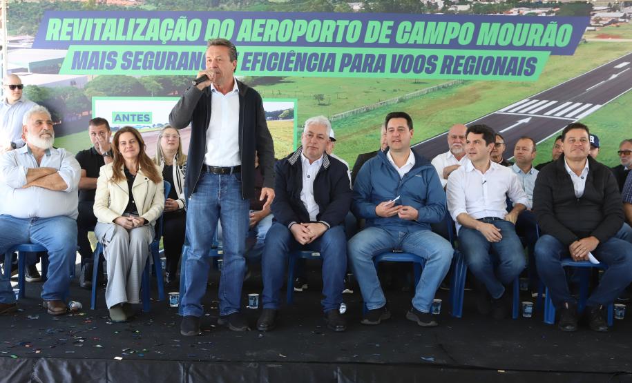 Pessoas na inauguração da nova pista do aeroporto de Campo Mourão