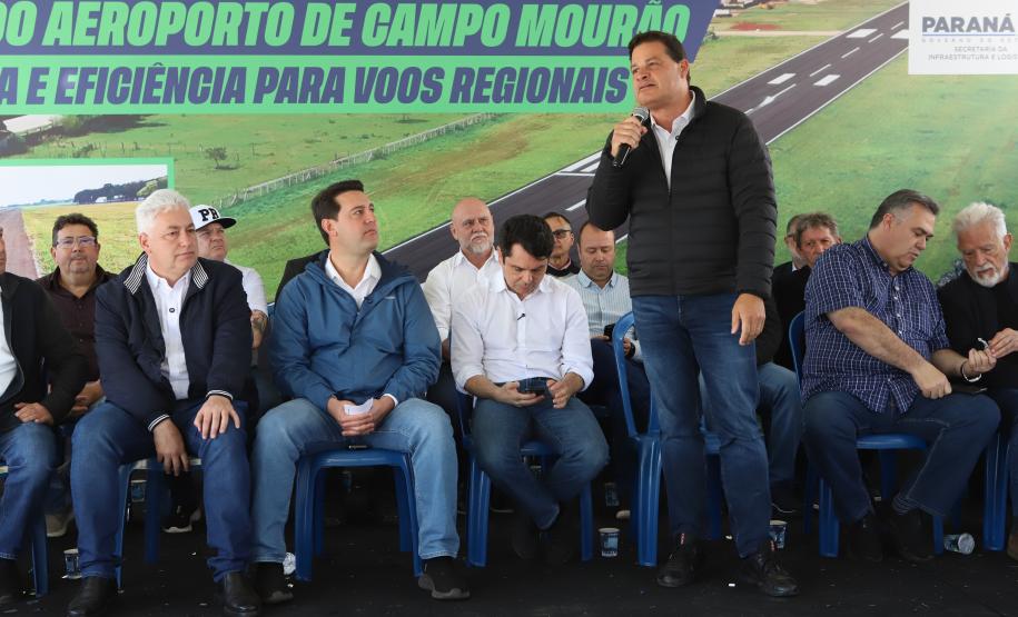 Pessoas na inauguração da nova pista do aeroporto de Campo Mourão