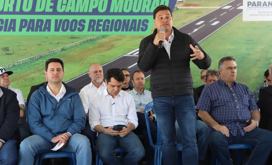 Pessoas na inauguração da nova pista do aeroporto de Campo Mourão