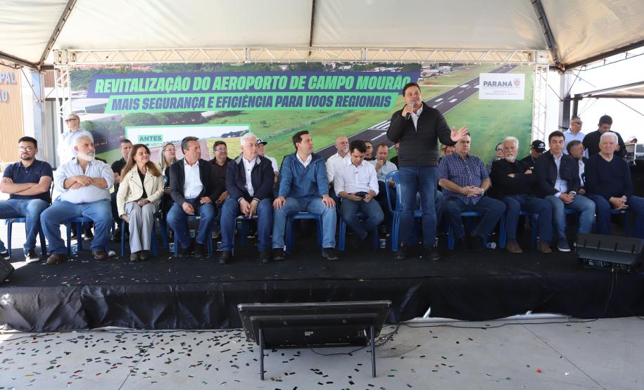 Pessoas na inauguração da nova pista do aeroporto de Campo Mourão