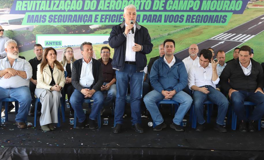 Pessoas na inauguração da nova pista do aeroporto de Campo Mourão