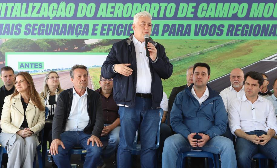 Pessoas na inauguração da nova pista do aeroporto de Campo Mourão
