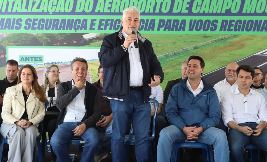 Pessoas na inauguração da nova pista do aeroporto de Campo Mourão