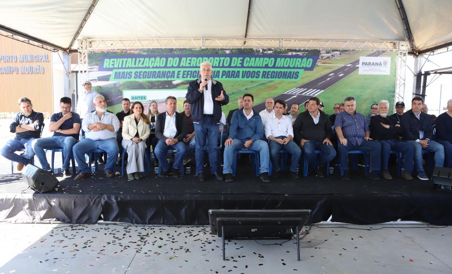 Pessoas na inauguração da nova pista do aeroporto de Campo Mourão
