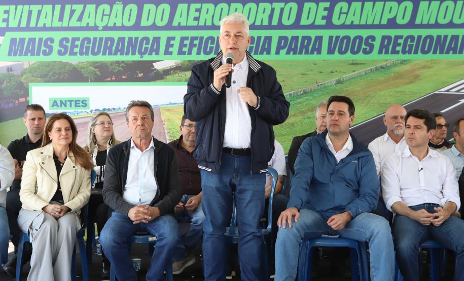 Pessoas na inauguração da nova pista do aeroporto de Campo Mourão