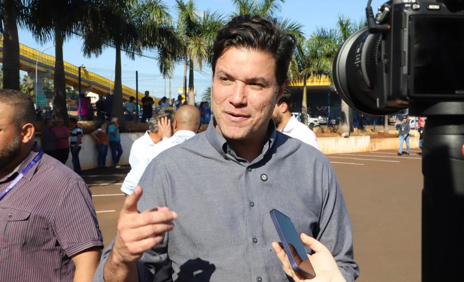 Homem sendo entrevistado por repórteres