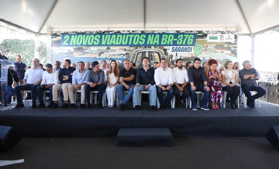 pessoas comemorando a inauguração do viaduto
