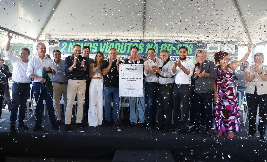 pessoas comemorando a inauguração do viaduto