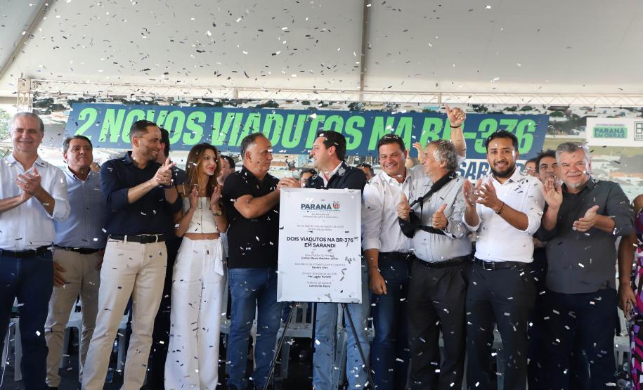 pessoas comemorando a inauguração do viaduto