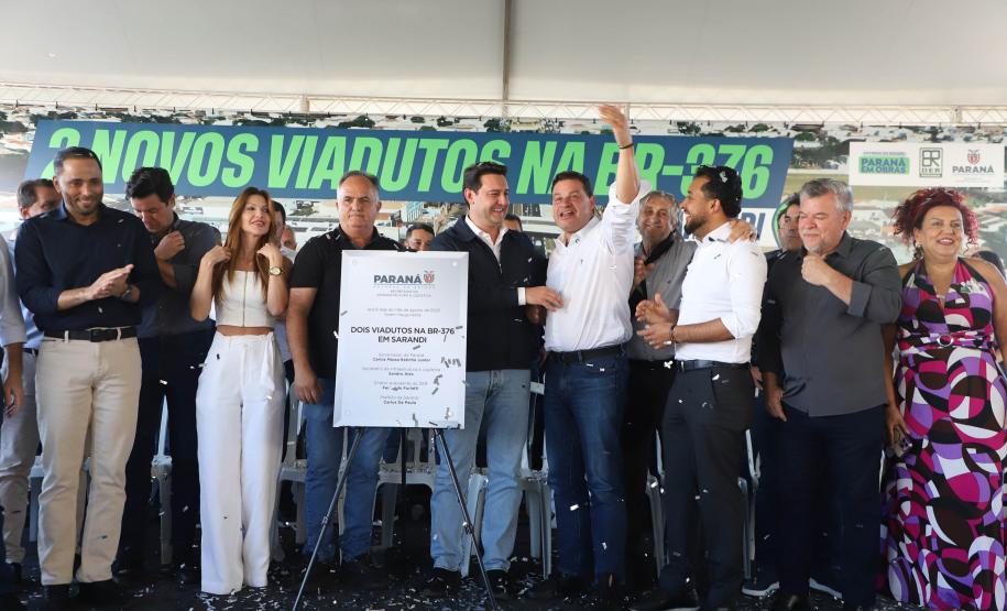 pessoas comemorando a inauguração do viaduto