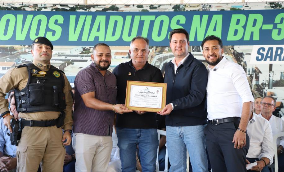 pessoas comemorando a inauguração do viaduto
