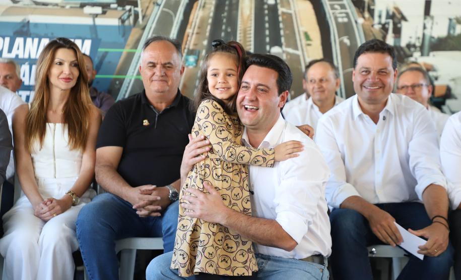 pessoas comemorando a inauguração do viaduto