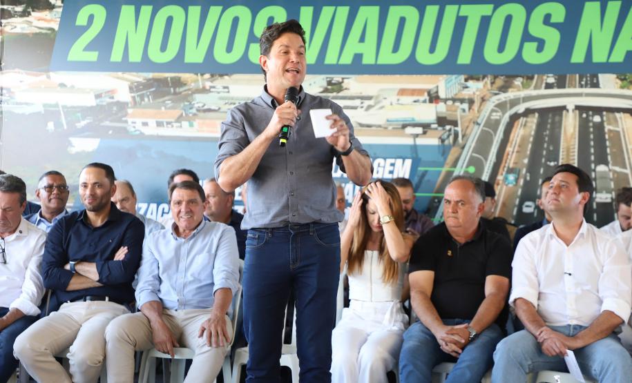 pessoa falando em cima do palco