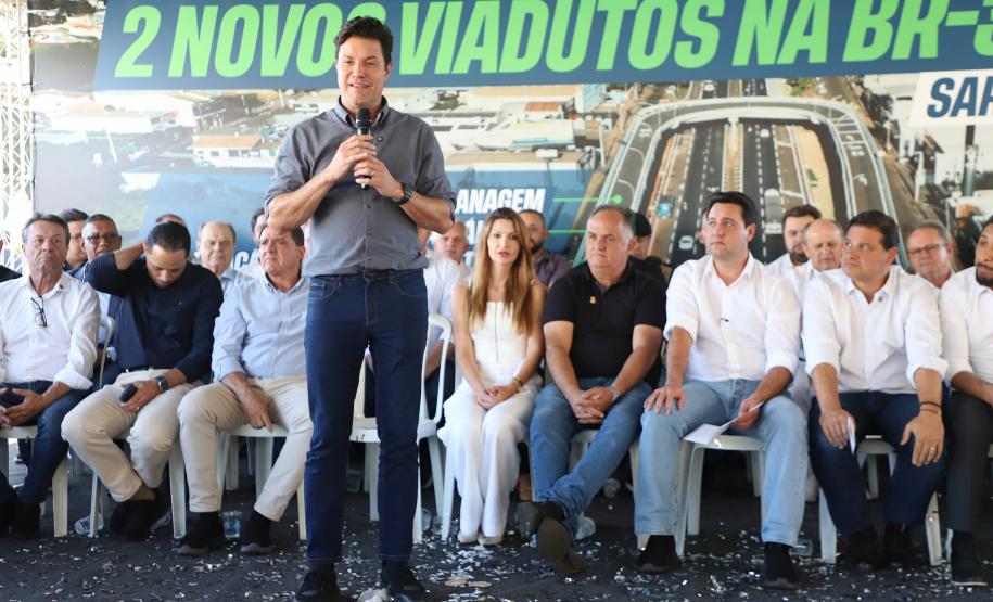 Homem falando em cima do palco