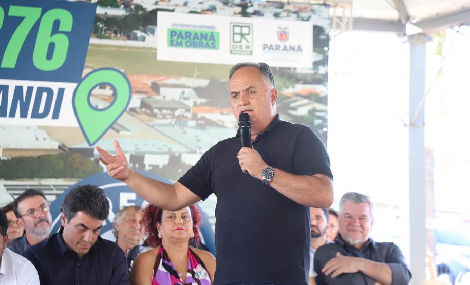 Homem falando em cima do palco