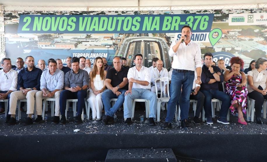 Secretario de Infraestrutura e Logística, Sandro Alex, falando em cima do palco