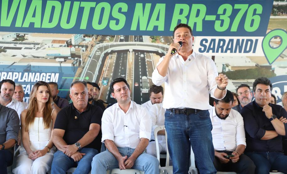 Secretario de Infraestrutura e Logística, Sandro Alex, falando em cima do palco