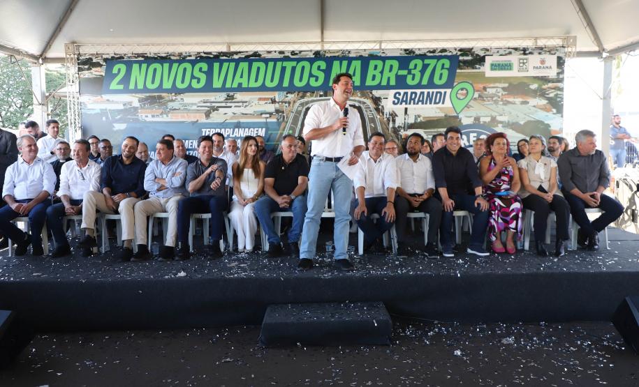 Governador, Ratinho Junior, falando em cima do palco