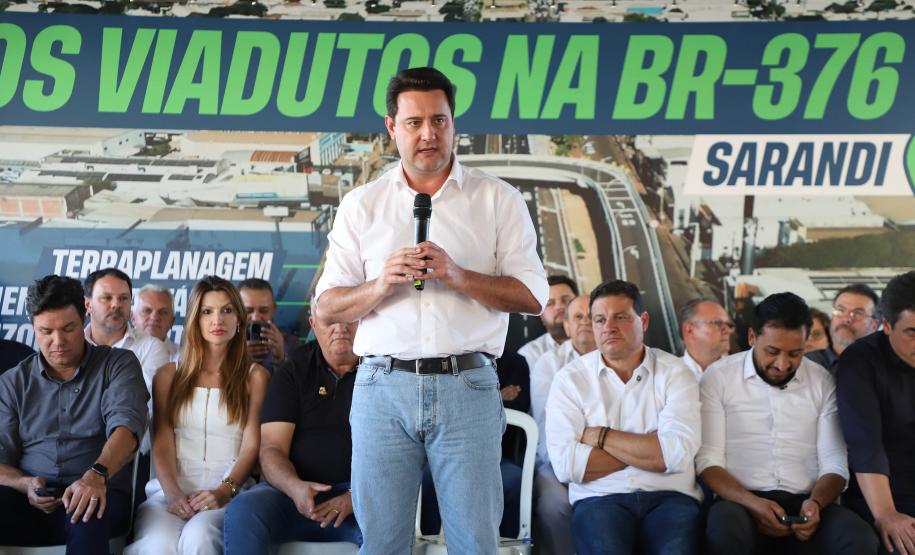 Governador, Ratinho Junior, falando em cima do palco