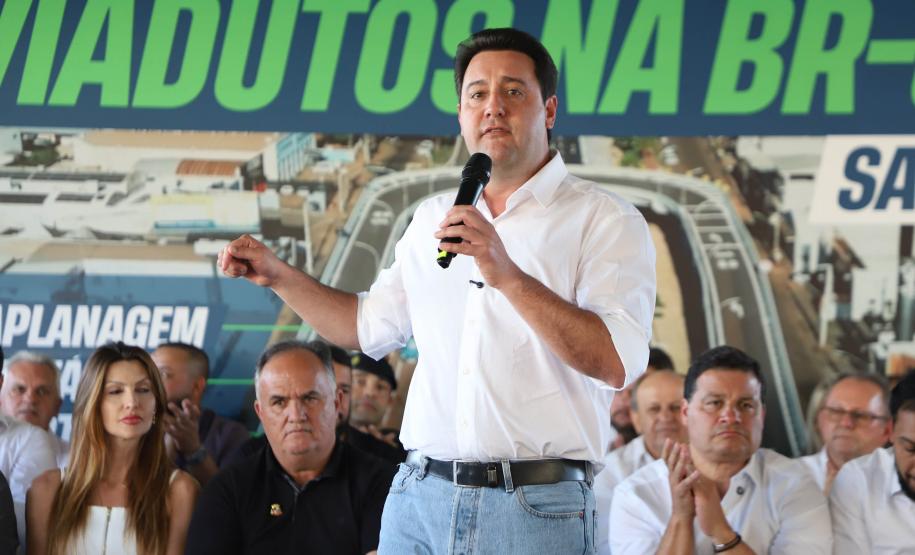 Governador, Ratinho Junior, falando em cima do palco