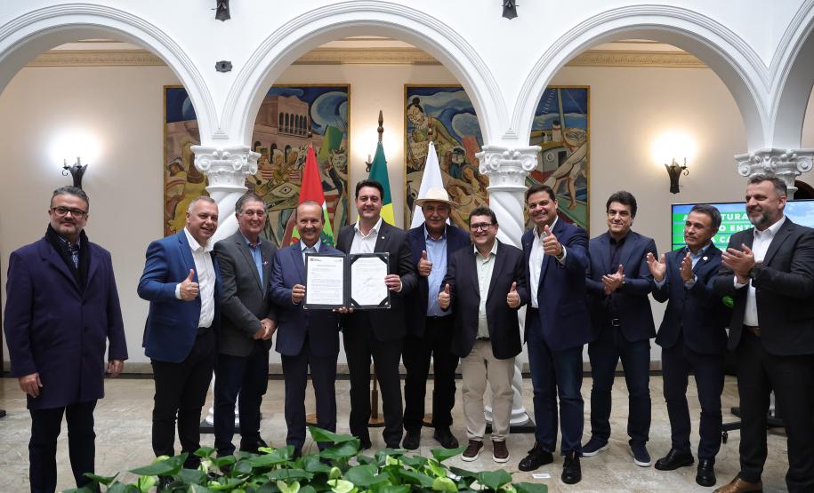 pessoas comemorando o acordo