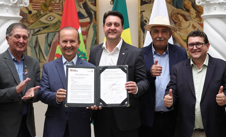 pessoas comemorando o acordo