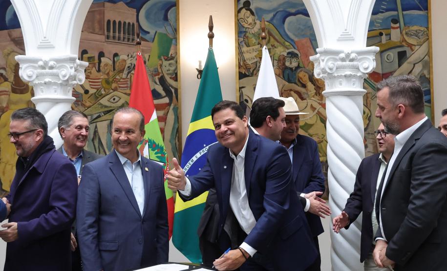 pessoas comemorando o acordo