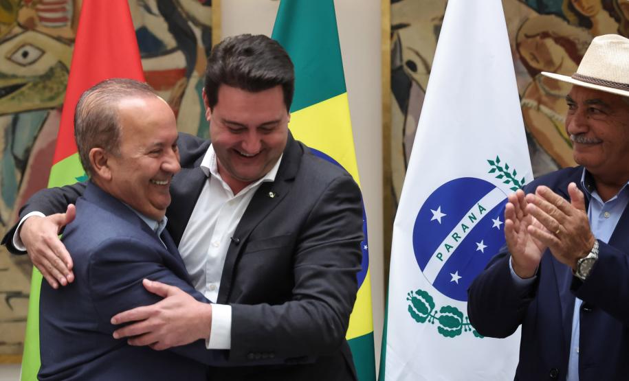 pessoas comemorando o acordo