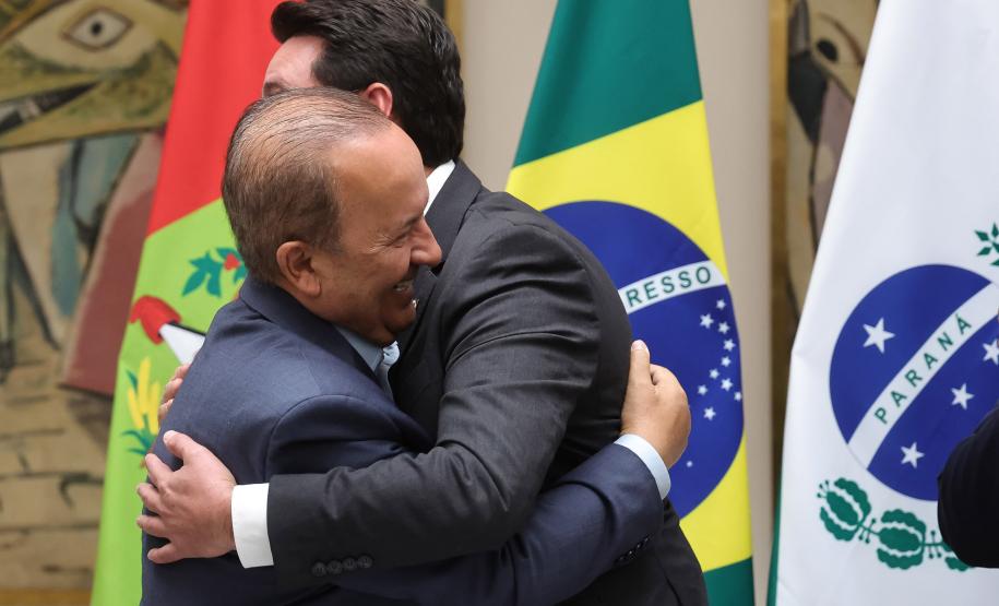 pessoas comemorando o acordo