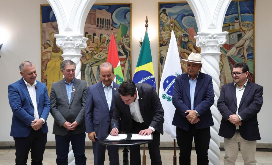 pessoas comemorando o acordo