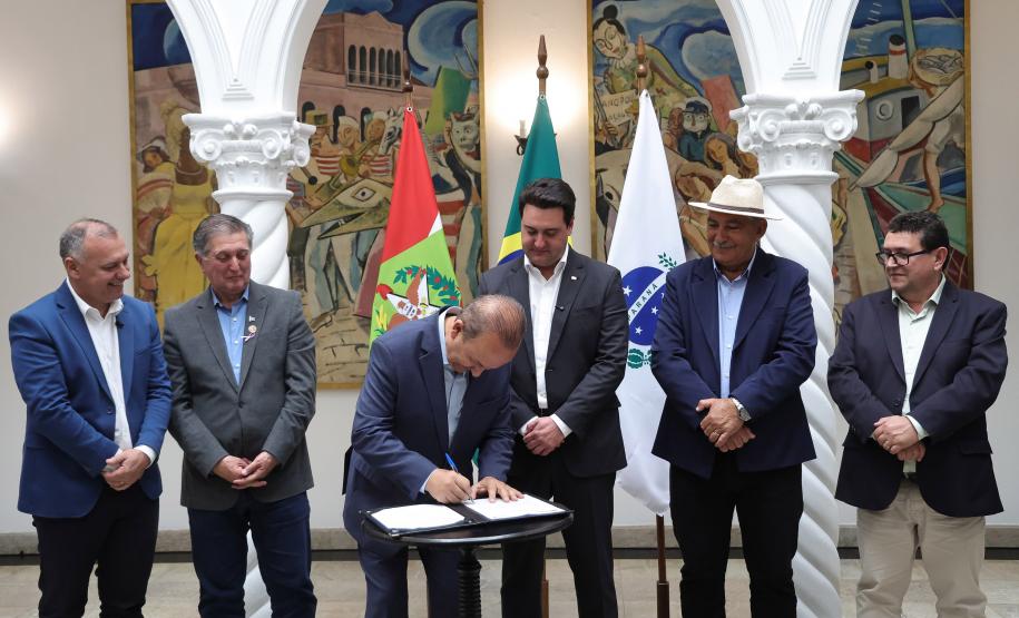 pessoas comemorando o acordo