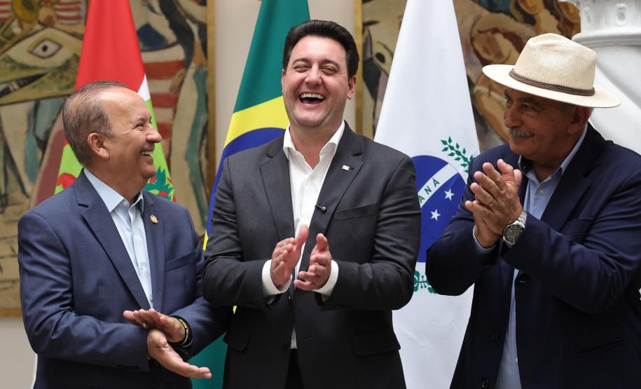 pessoas comemorando o acordo