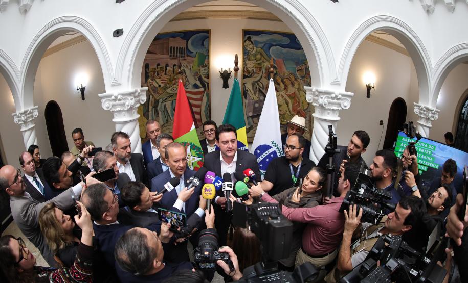 pessoas comemorando o acordo