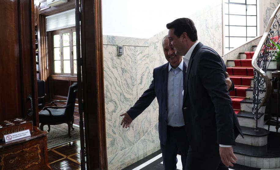 pessoas comemorando o acordo