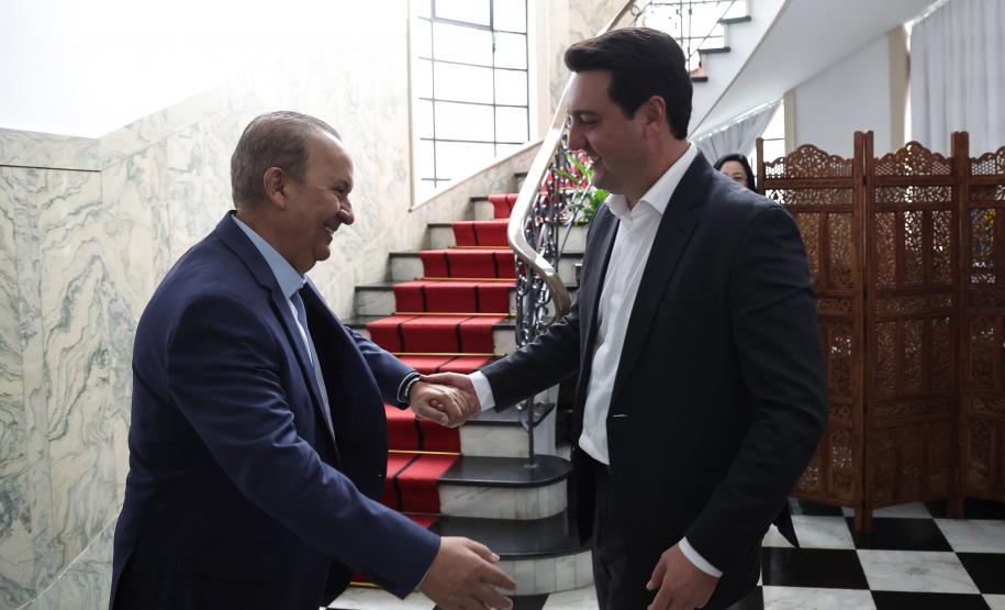 pessoas comemorando o acordo