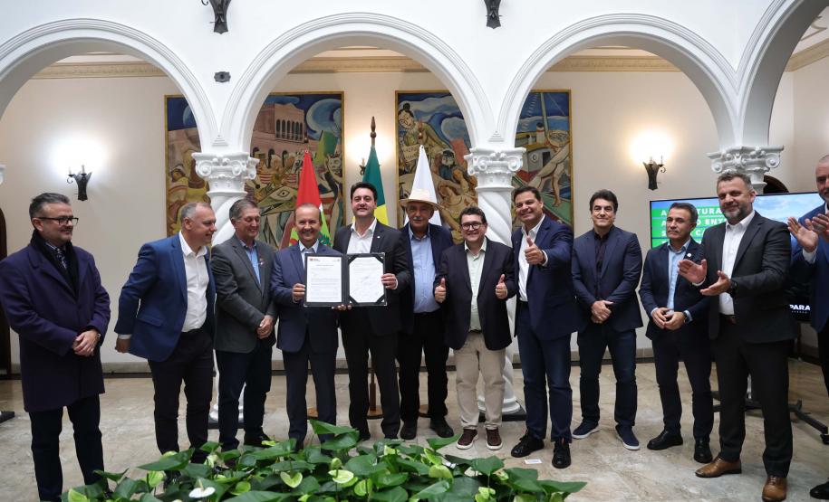 pessoas comemorando o acordo