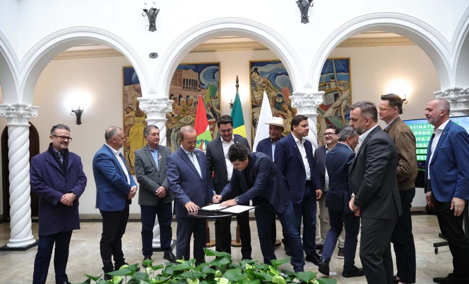 pessoas comemorando o acordo