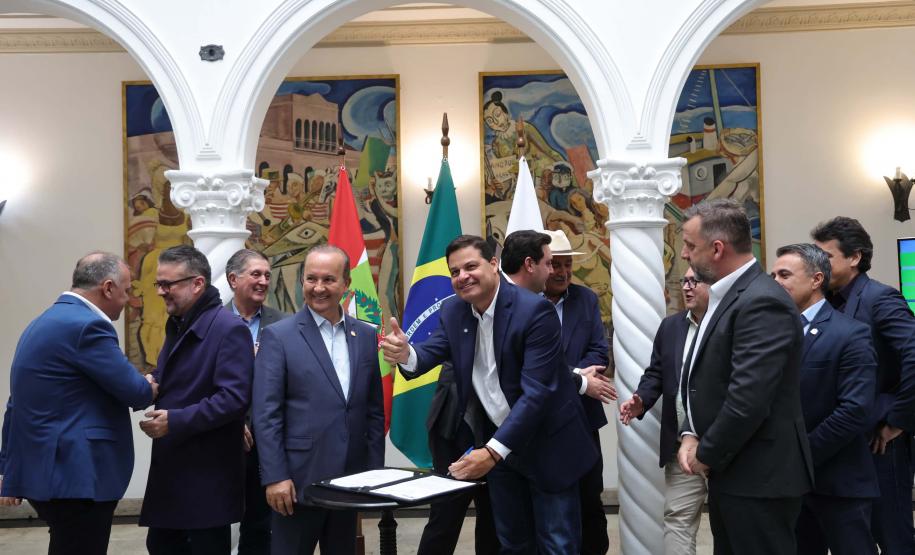 pessoas comemorando o acordo