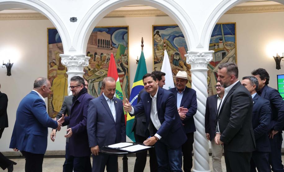 pessoas comemorando o acordo